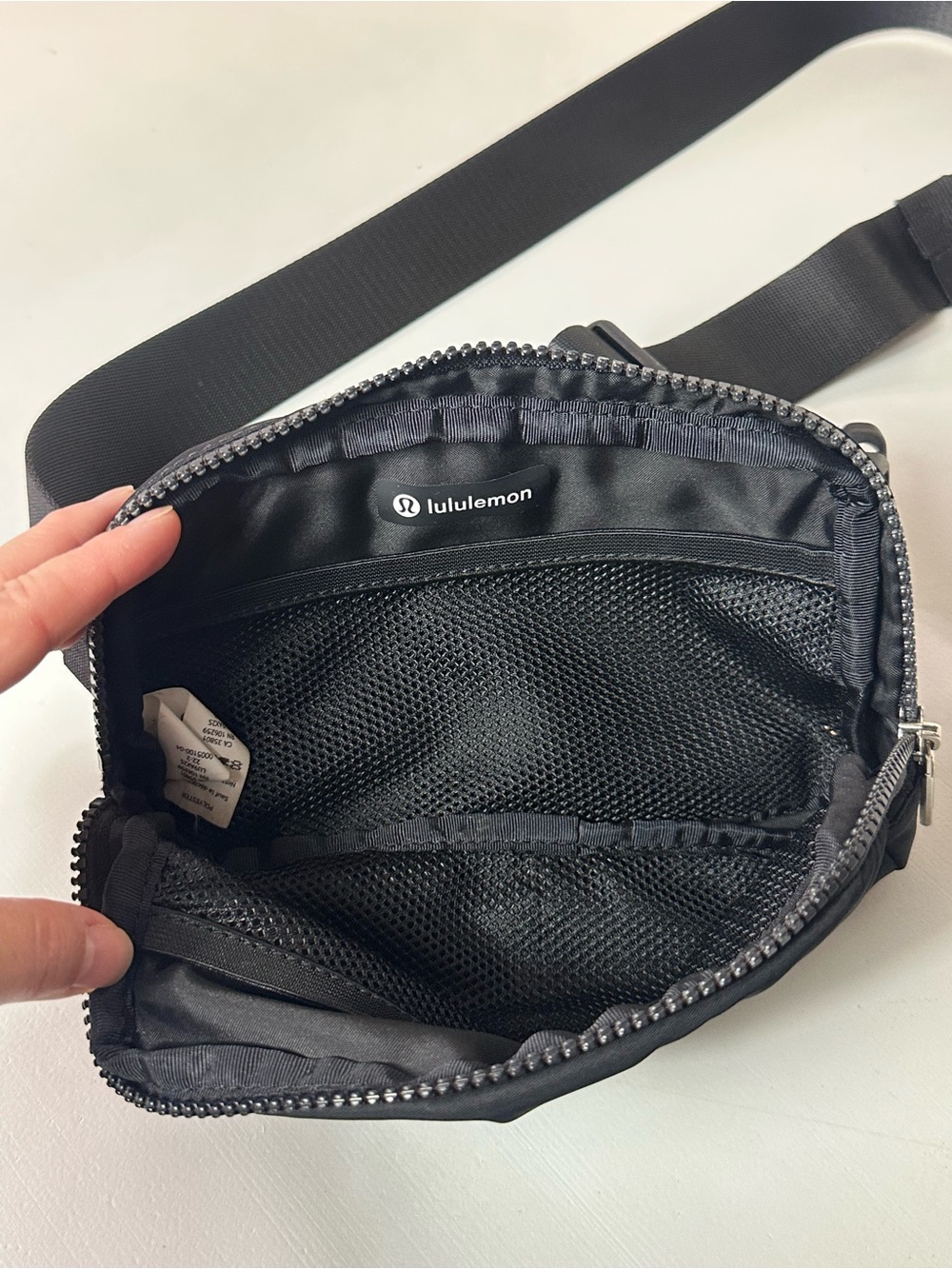 Lululemon Classic Black Everywhere Water Repellent Adjustable Belt Bag 1L - Picture 9 of 11